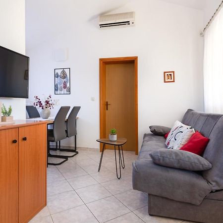 Villa Livia With Three Nice Apartments, Swimming Pool, Childrens Playground, Barbecue And Free Parking Ližnjan 外观 照片