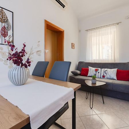 Villa Livia With Three Nice Apartments, Swimming Pool, Childrens Playground, Barbecue And Free Parking Ližnjan 外观 照片