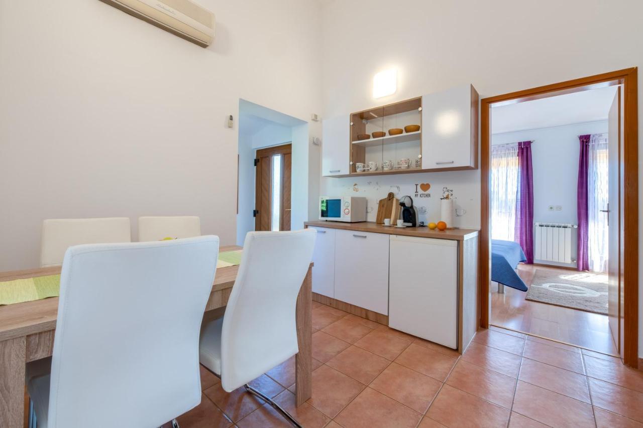 Villa Livia With Three Nice Apartments, Swimming Pool, Childrens Playground, Barbecue And Free Parking Ližnjan 外观 照片