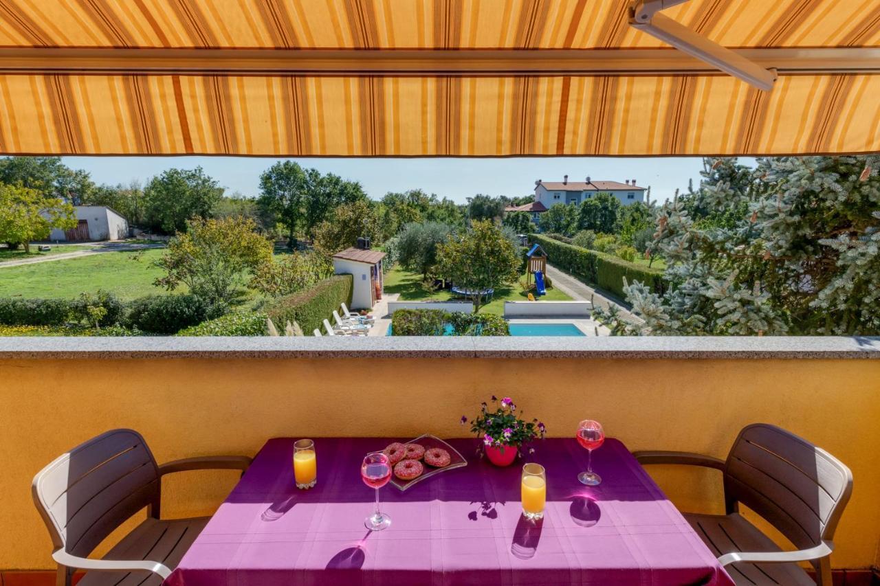 Villa Livia With Three Nice Apartments, Swimming Pool, Childrens Playground, Barbecue And Free Parking Ližnjan 外观 照片