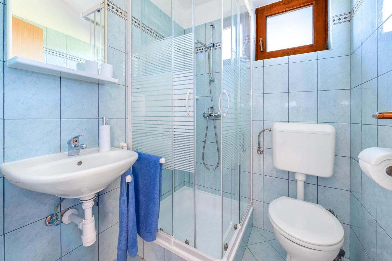 Villa Livia With Three Nice Apartments, Swimming Pool, Childrens Playground, Barbecue And Free Parking Ližnjan 外观 照片