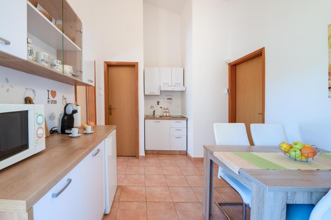 Villa Livia With Three Nice Apartments, Swimming Pool, Childrens Playground, Barbecue And Free Parking Ližnjan 外观 照片