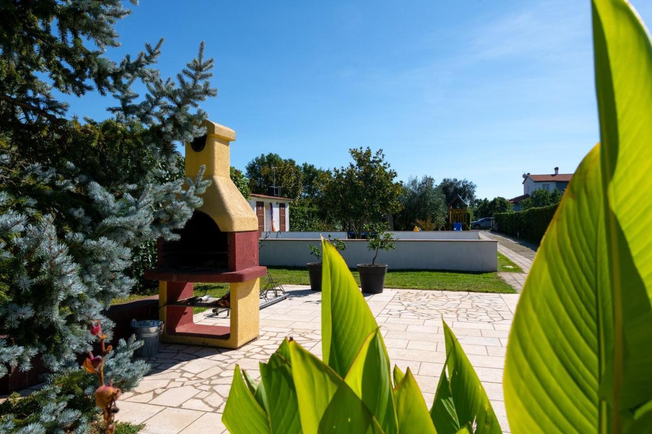 Villa Livia With Three Nice Apartments, Swimming Pool, Childrens Playground, Barbecue And Free Parking Ližnjan 外观 照片