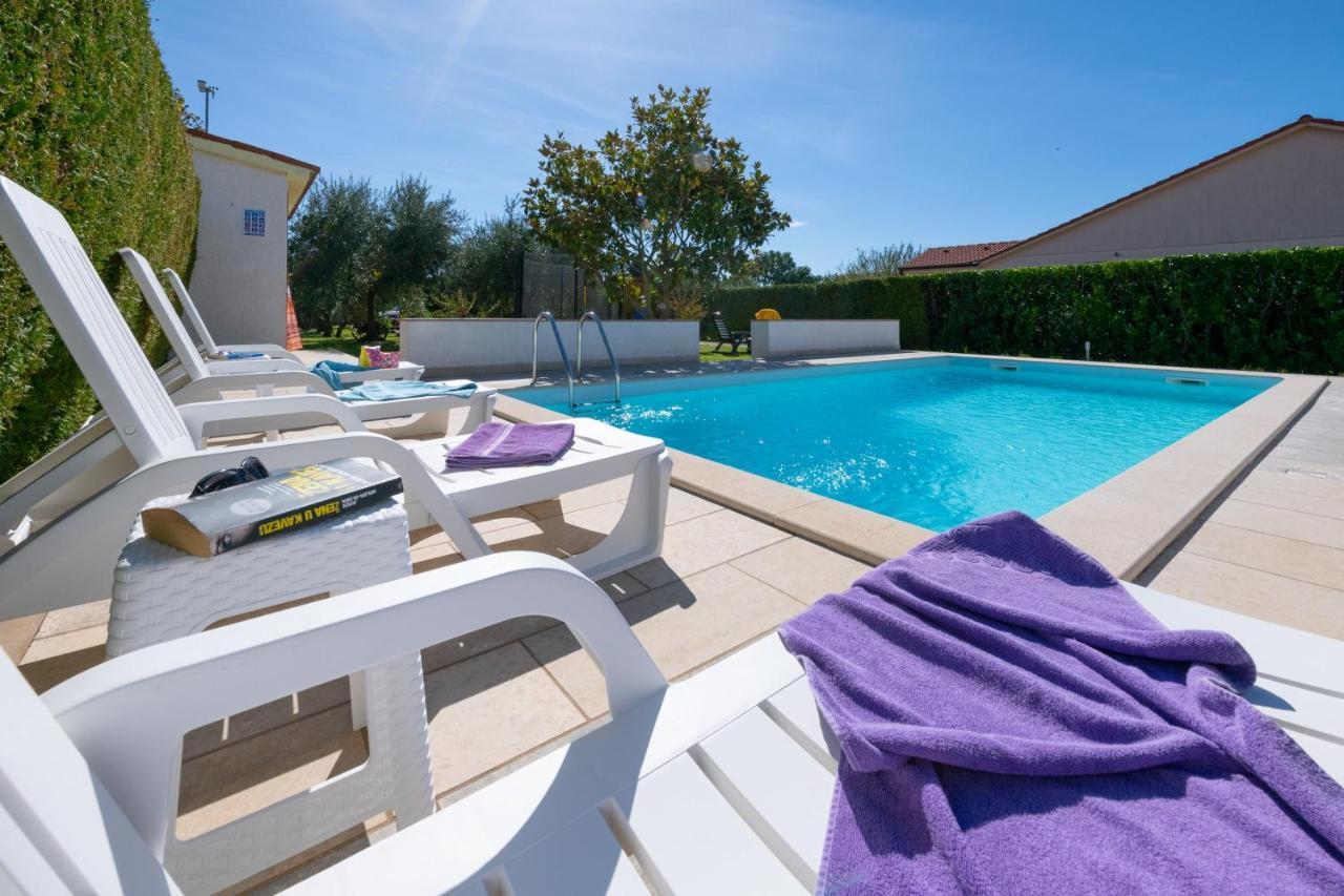 Villa Livia With Three Nice Apartments, Swimming Pool, Childrens Playground, Barbecue And Free Parking Ližnjan 外观 照片