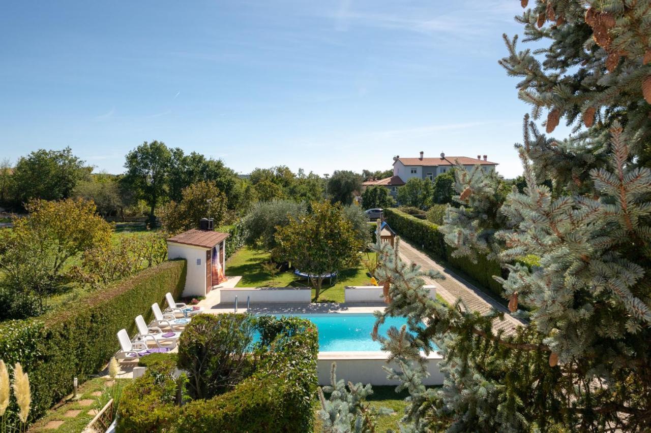 Villa Livia With Three Nice Apartments, Swimming Pool, Childrens Playground, Barbecue And Free Parking Ližnjan 外观 照片