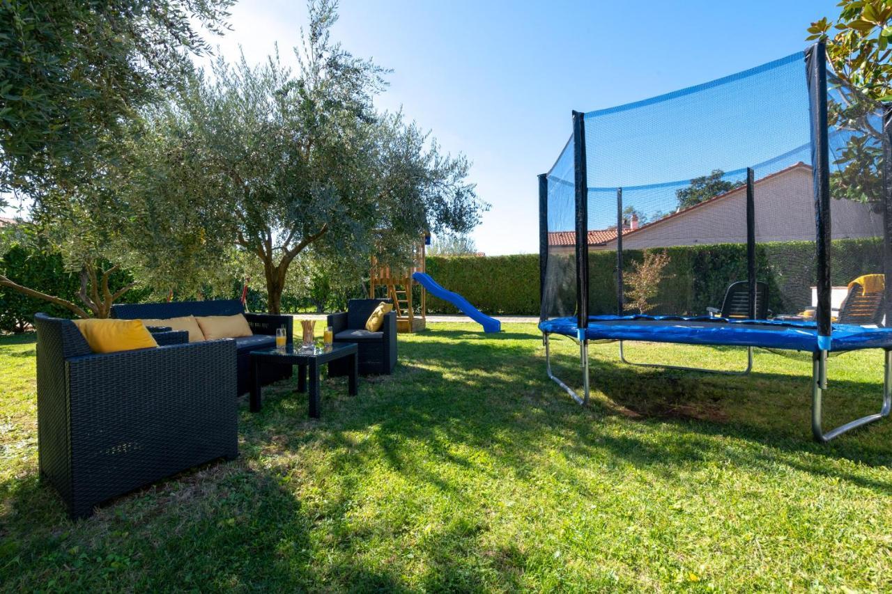 Villa Livia With Three Nice Apartments, Swimming Pool, Childrens Playground, Barbecue And Free Parking Ližnjan 外观 照片