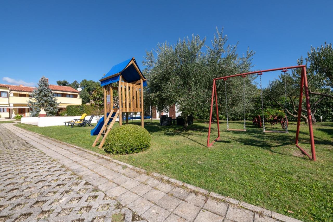 Villa Livia With Three Nice Apartments, Swimming Pool, Childrens Playground, Barbecue And Free Parking Ližnjan 外观 照片