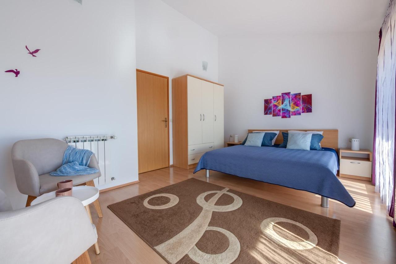 Villa Livia With Three Nice Apartments, Swimming Pool, Childrens Playground, Barbecue And Free Parking Ližnjan 外观 照片