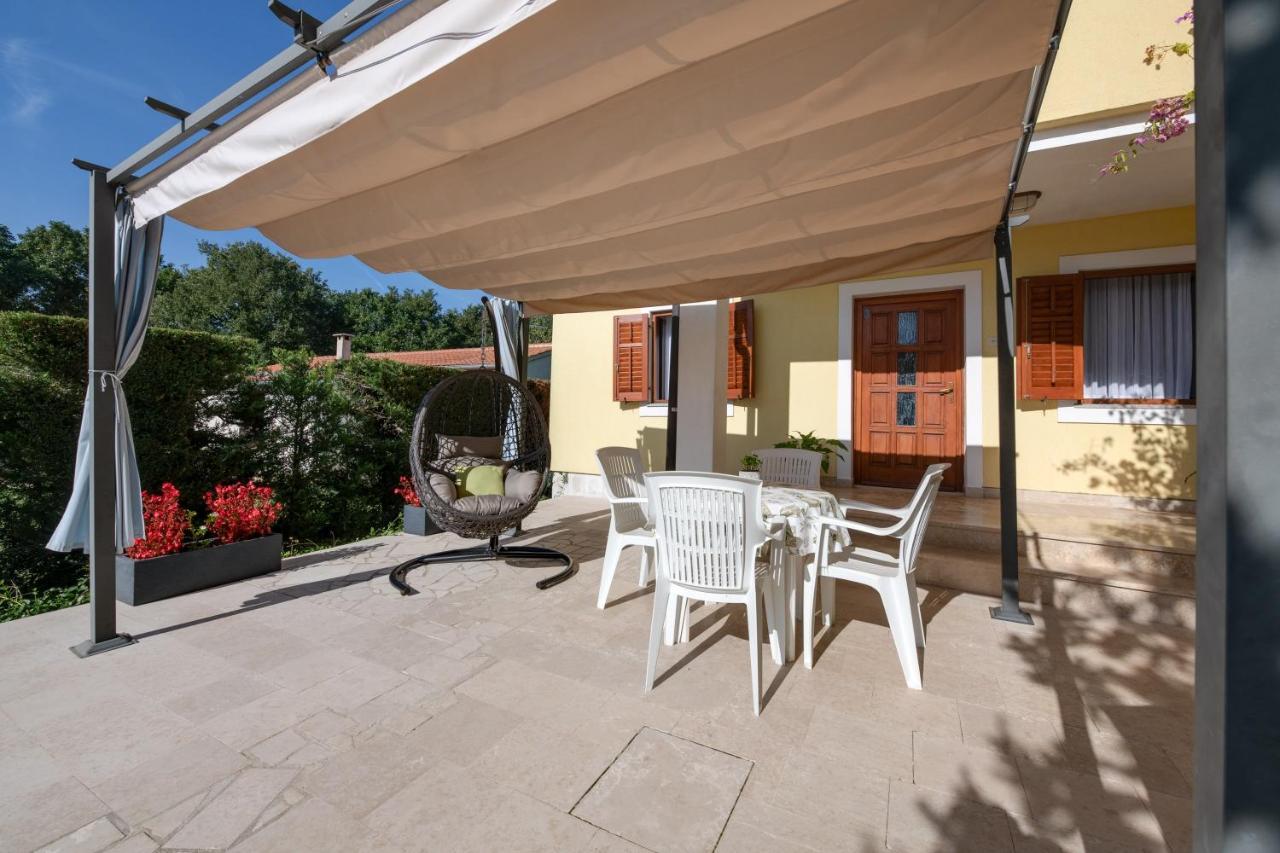 Villa Livia With Three Nice Apartments, Swimming Pool, Childrens Playground, Barbecue And Free Parking Ližnjan 外观 照片