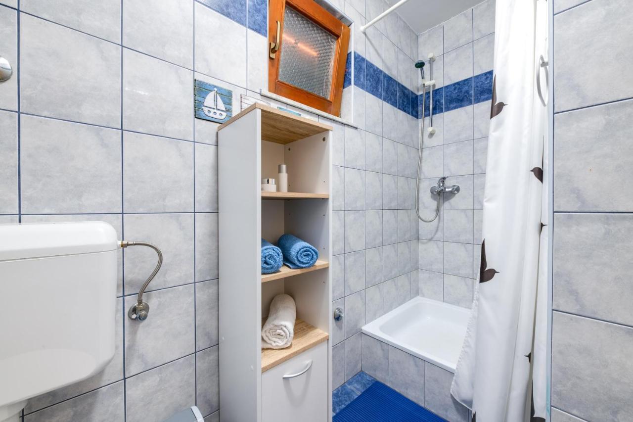 Villa Livia With Three Nice Apartments, Swimming Pool, Childrens Playground, Barbecue And Free Parking Ližnjan 外观 照片