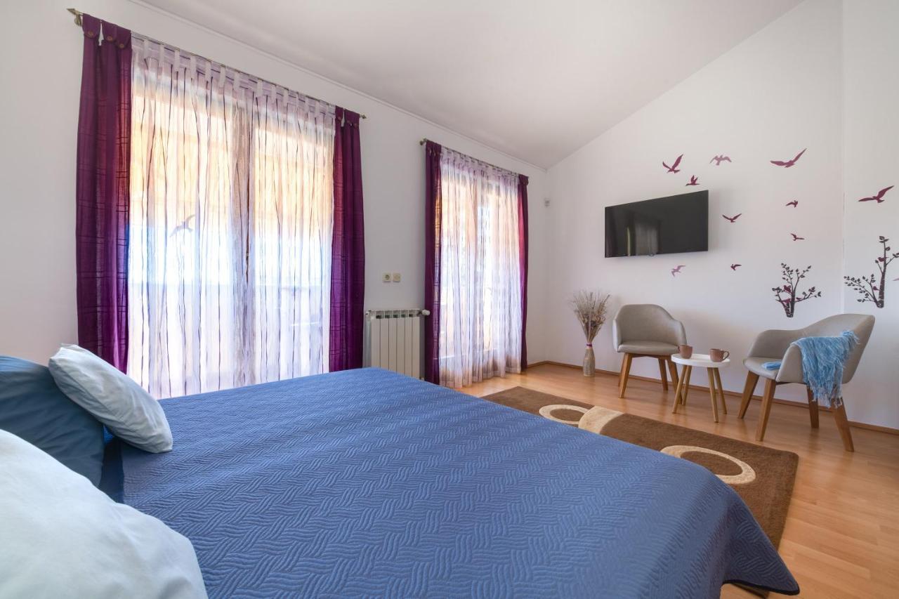 Villa Livia With Three Nice Apartments, Swimming Pool, Childrens Playground, Barbecue And Free Parking Ližnjan 外观 照片