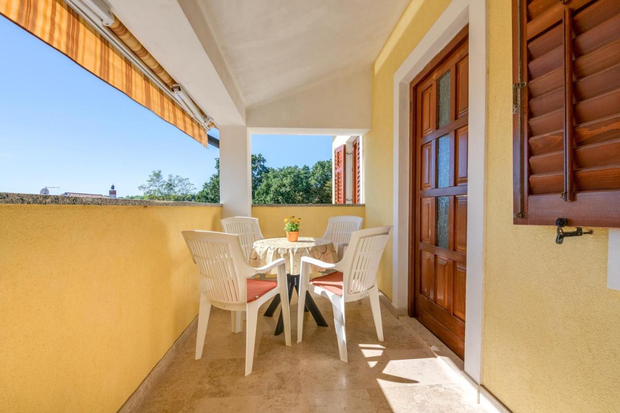 Villa Livia With Three Nice Apartments, Swimming Pool, Childrens Playground, Barbecue And Free Parking Ližnjan 外观 照片