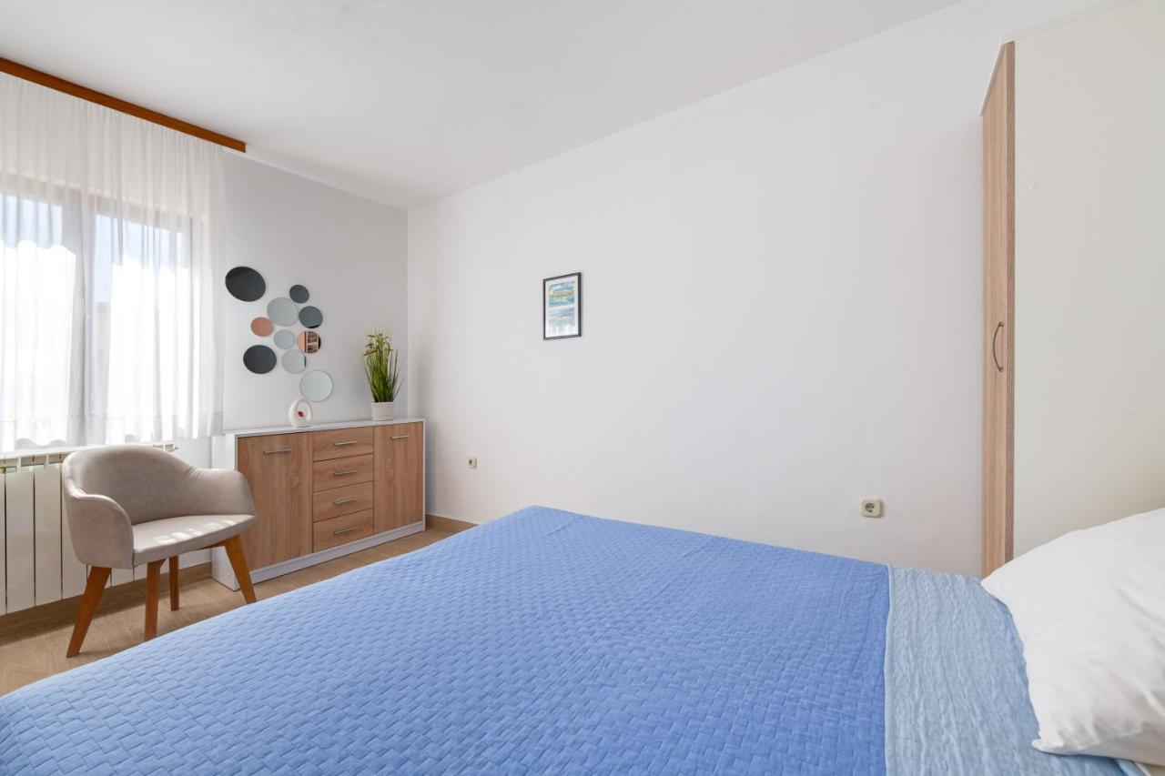 Villa Livia With Three Nice Apartments, Swimming Pool, Childrens Playground, Barbecue And Free Parking Ližnjan 外观 照片