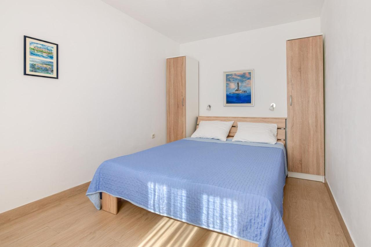 Villa Livia With Three Nice Apartments, Swimming Pool, Childrens Playground, Barbecue And Free Parking Ližnjan 外观 照片