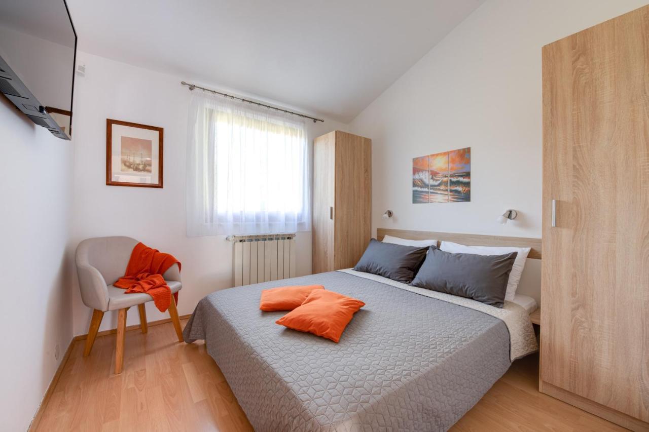 Villa Livia With Three Nice Apartments, Swimming Pool, Childrens Playground, Barbecue And Free Parking Ližnjan 外观 照片