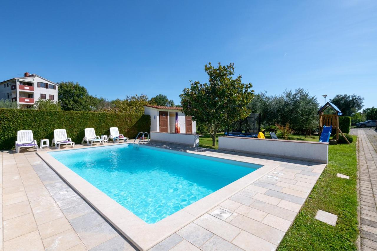 Villa Livia With Three Nice Apartments, Swimming Pool, Childrens Playground, Barbecue And Free Parking Ližnjan 外观 照片