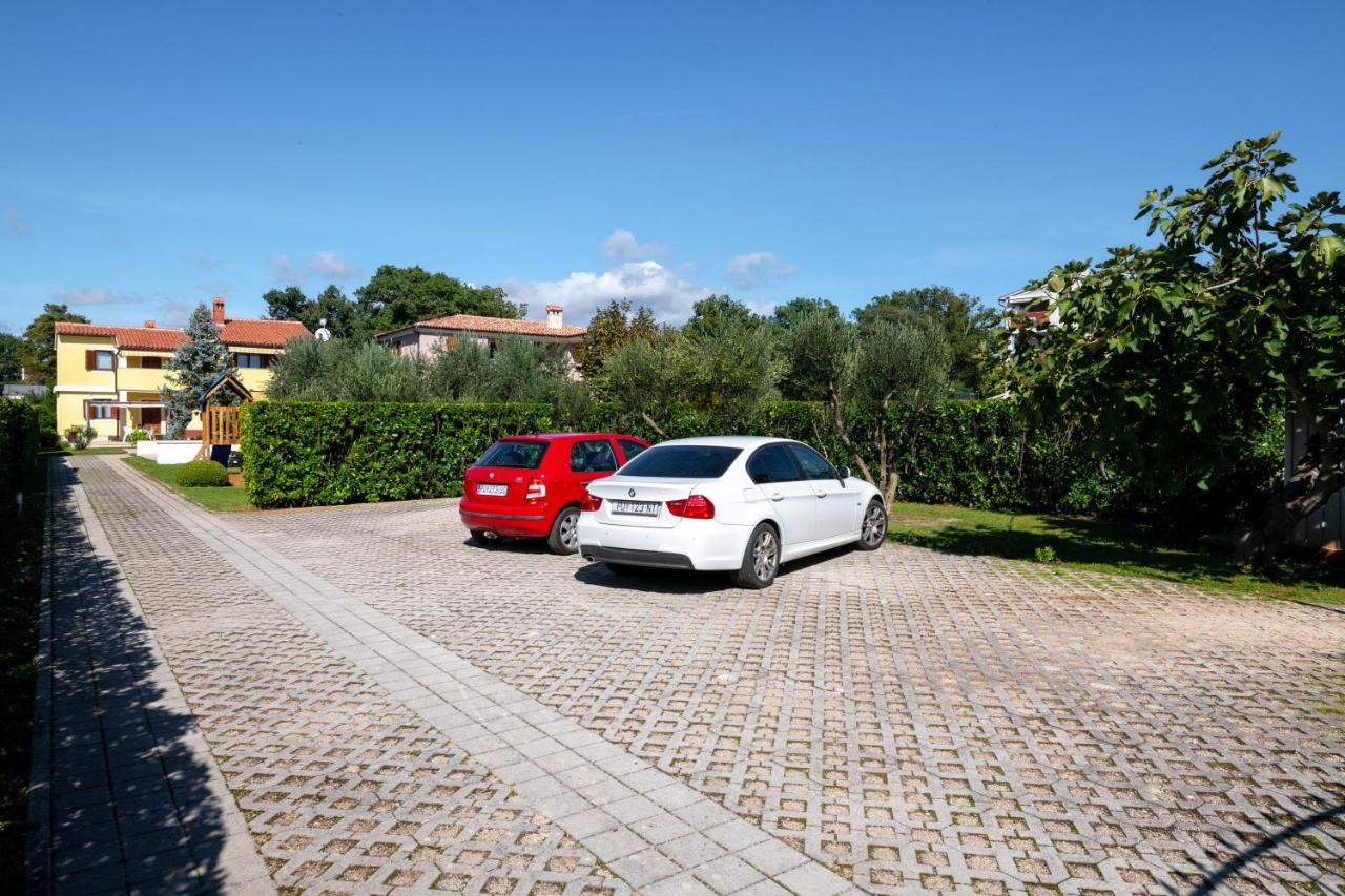 Villa Livia With Three Nice Apartments, Swimming Pool, Childrens Playground, Barbecue And Free Parking Ližnjan 外观 照片