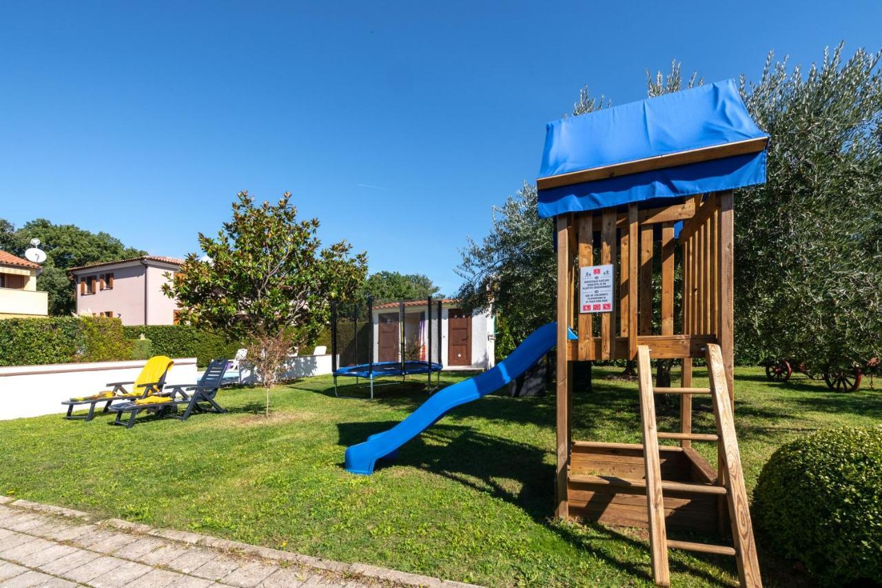 Villa Livia With Three Nice Apartments, Swimming Pool, Childrens Playground, Barbecue And Free Parking Ližnjan 外观 照片