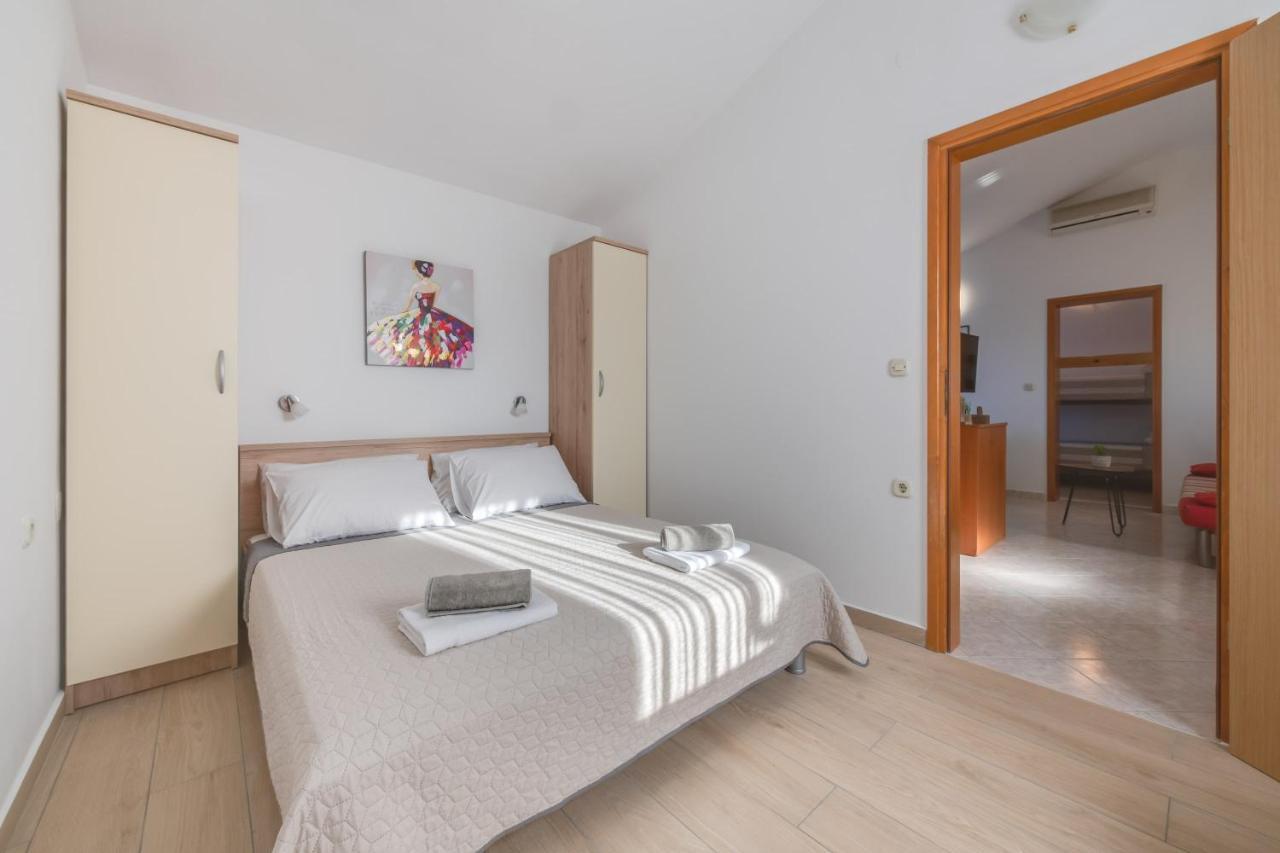 Villa Livia With Three Nice Apartments, Swimming Pool, Childrens Playground, Barbecue And Free Parking Ližnjan 外观 照片