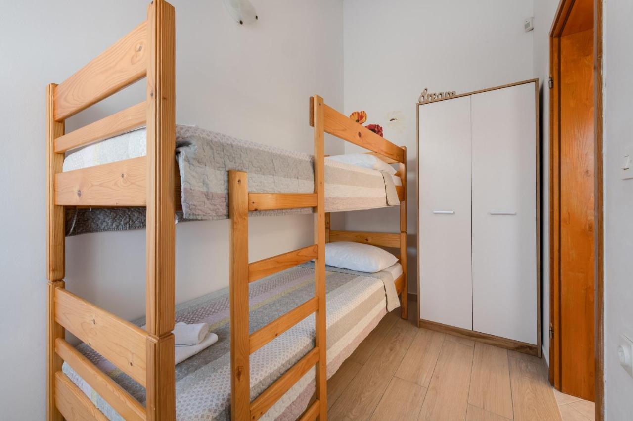 Villa Livia With Three Nice Apartments, Swimming Pool, Childrens Playground, Barbecue And Free Parking Ližnjan 外观 照片