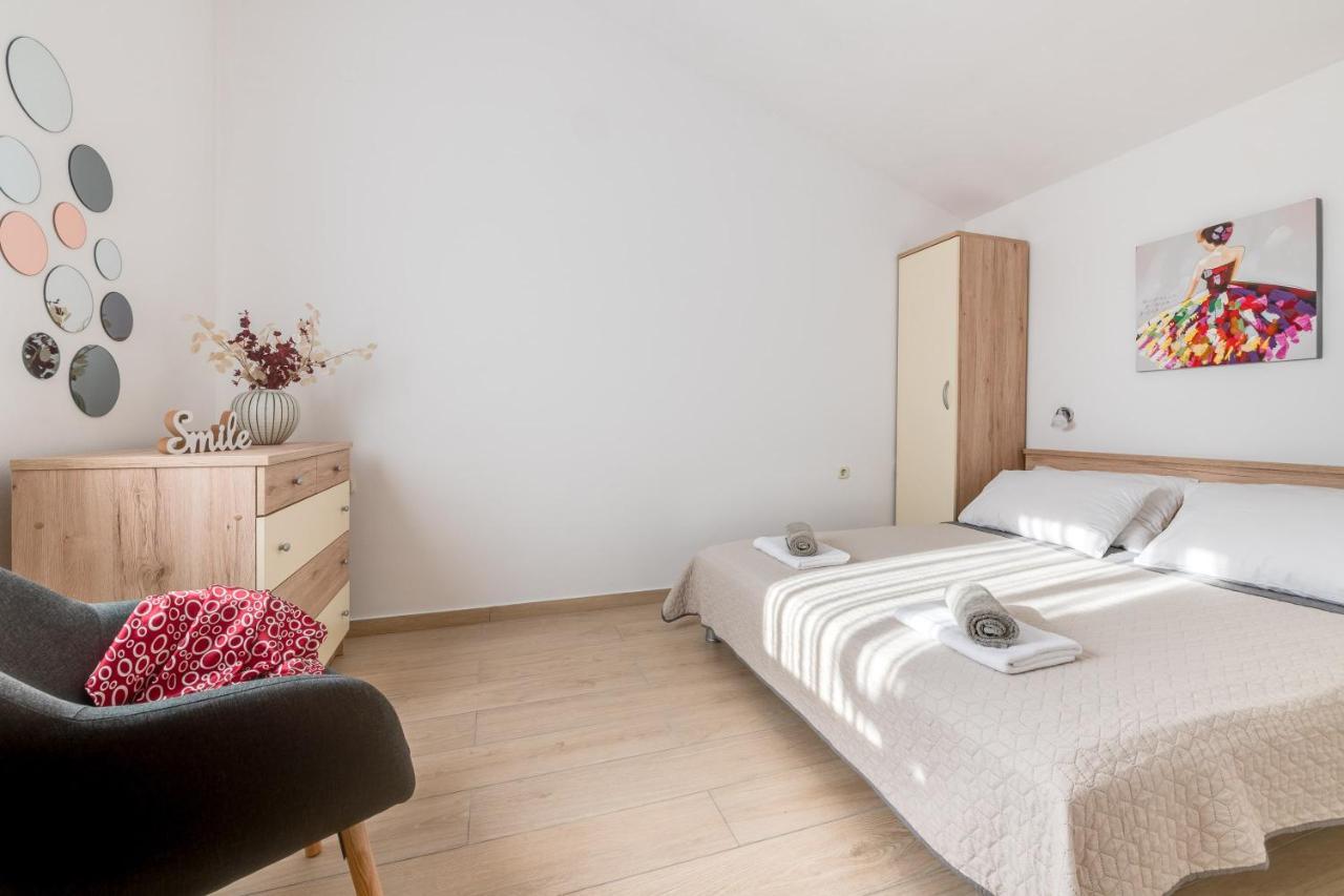 Villa Livia With Three Nice Apartments, Swimming Pool, Childrens Playground, Barbecue And Free Parking Ližnjan 外观 照片