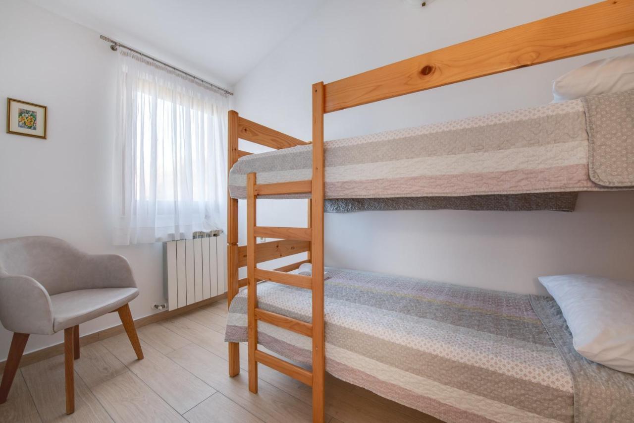 Villa Livia With Three Nice Apartments, Swimming Pool, Childrens Playground, Barbecue And Free Parking Ližnjan 外观 照片