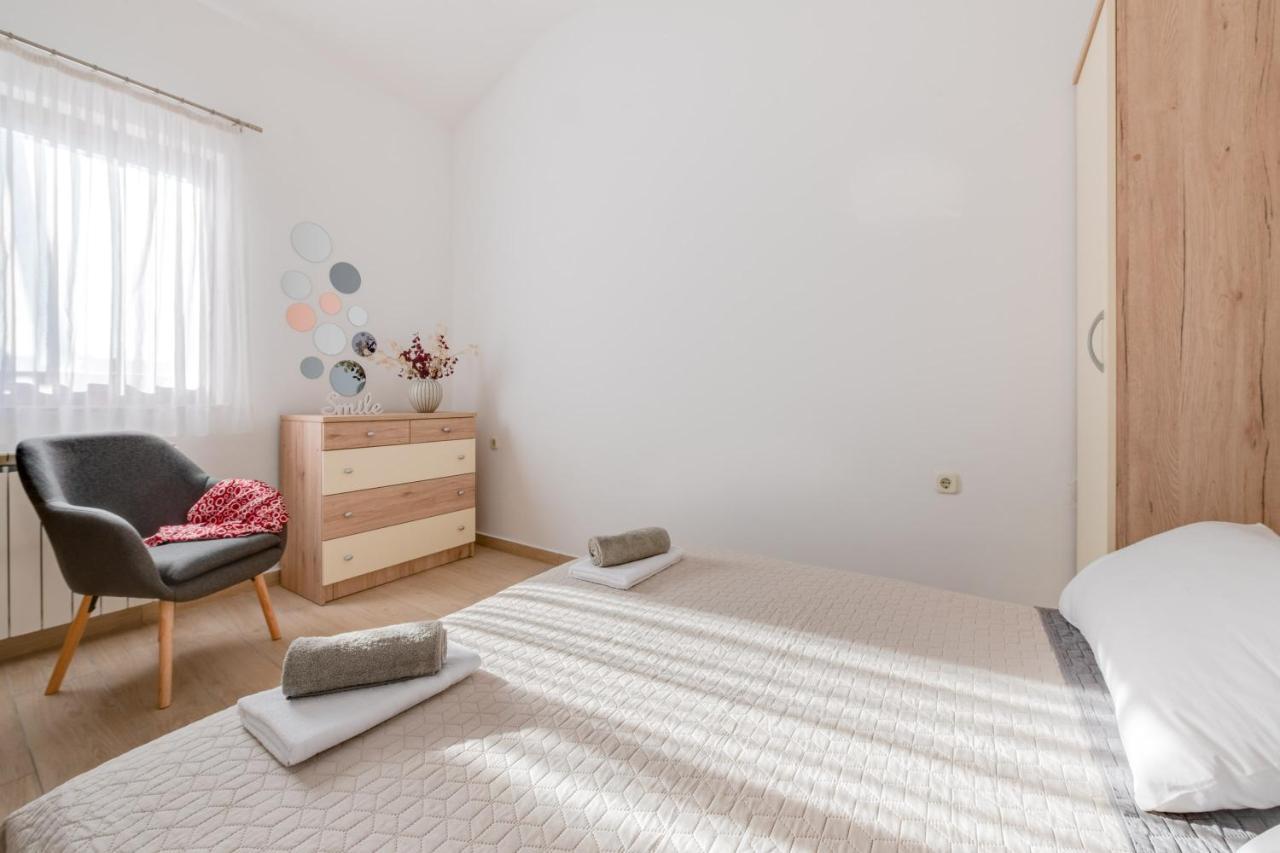 Villa Livia With Three Nice Apartments, Swimming Pool, Childrens Playground, Barbecue And Free Parking Ližnjan 外观 照片