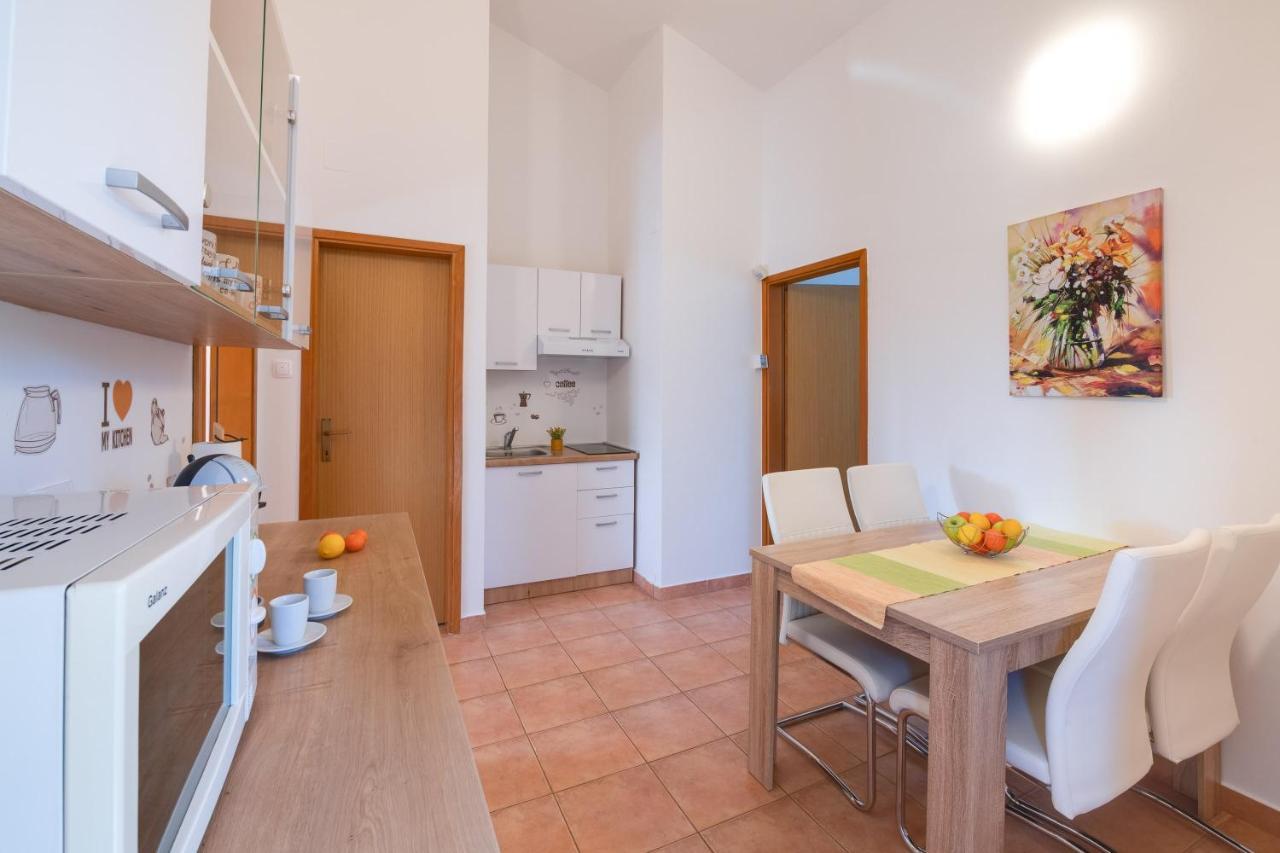 Villa Livia With Three Nice Apartments, Swimming Pool, Childrens Playground, Barbecue And Free Parking Ližnjan 外观 照片