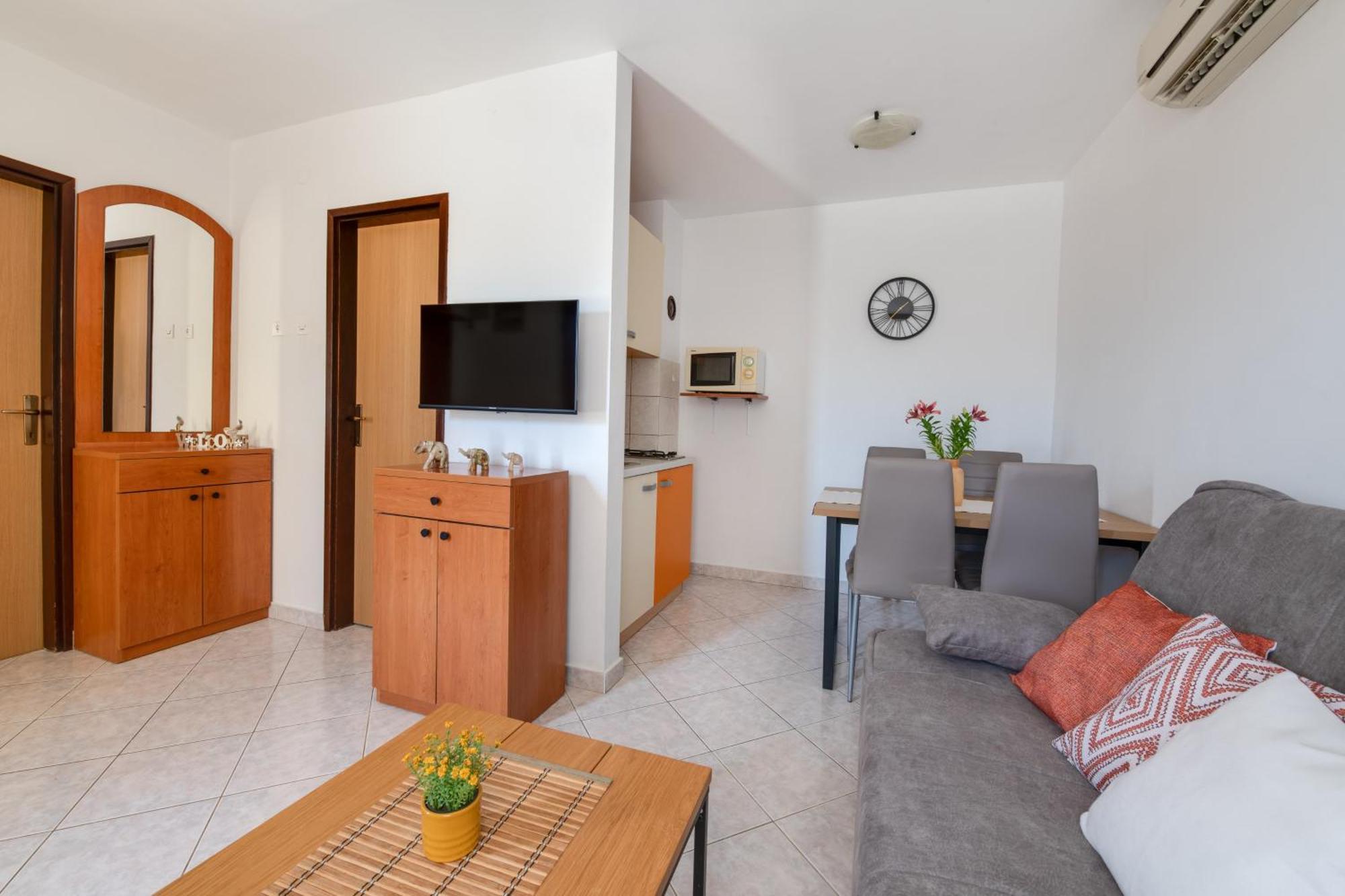 Villa Livia With Three Nice Apartments, Swimming Pool, Childrens Playground, Barbecue And Free Parking Ližnjan 外观 照片
