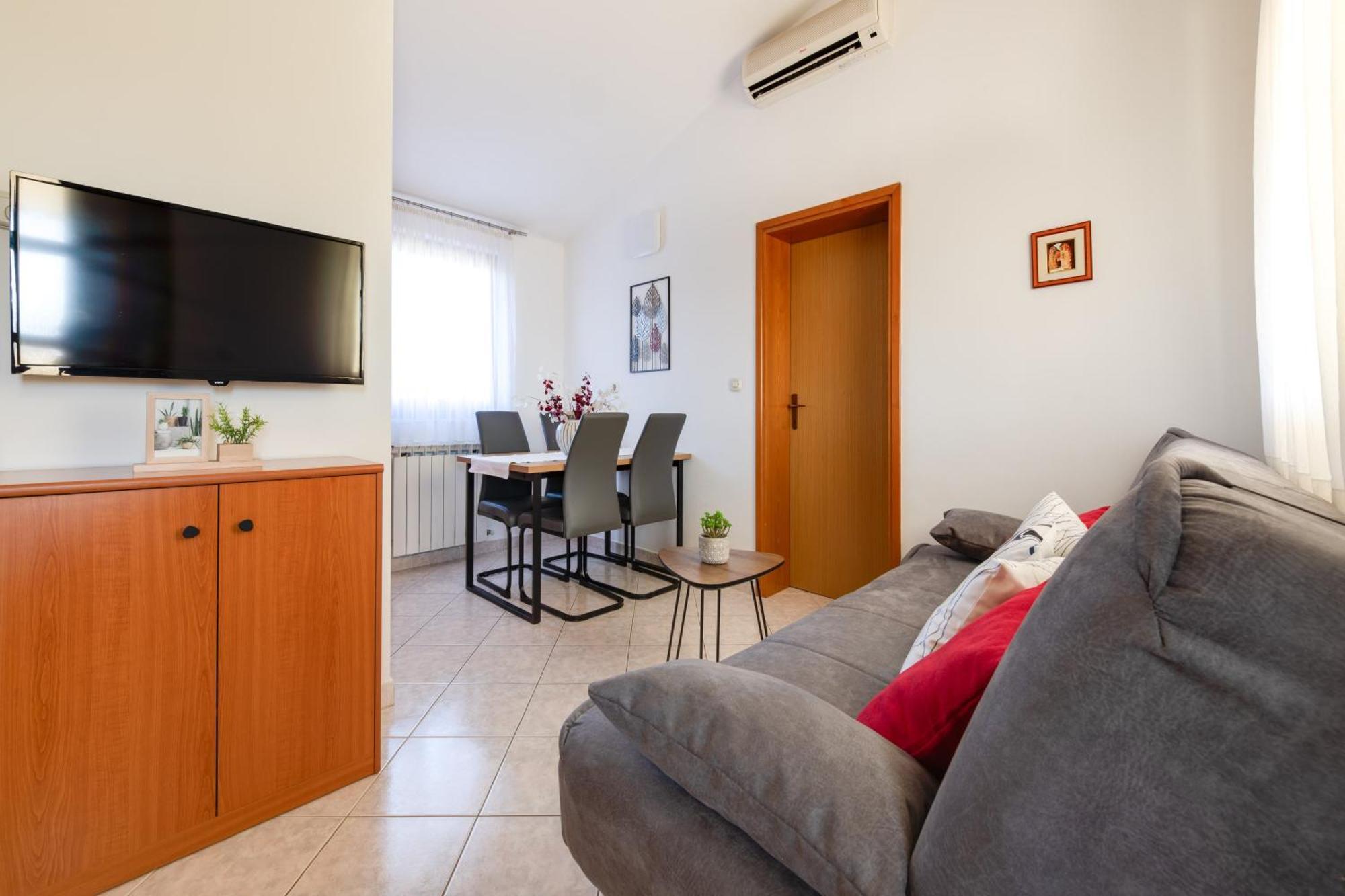 Villa Livia With Three Nice Apartments, Swimming Pool, Childrens Playground, Barbecue And Free Parking Ližnjan 外观 照片