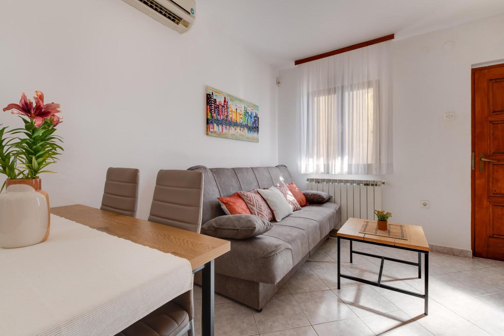 Villa Livia With Three Nice Apartments, Swimming Pool, Childrens Playground, Barbecue And Free Parking Ližnjan 外观 照片