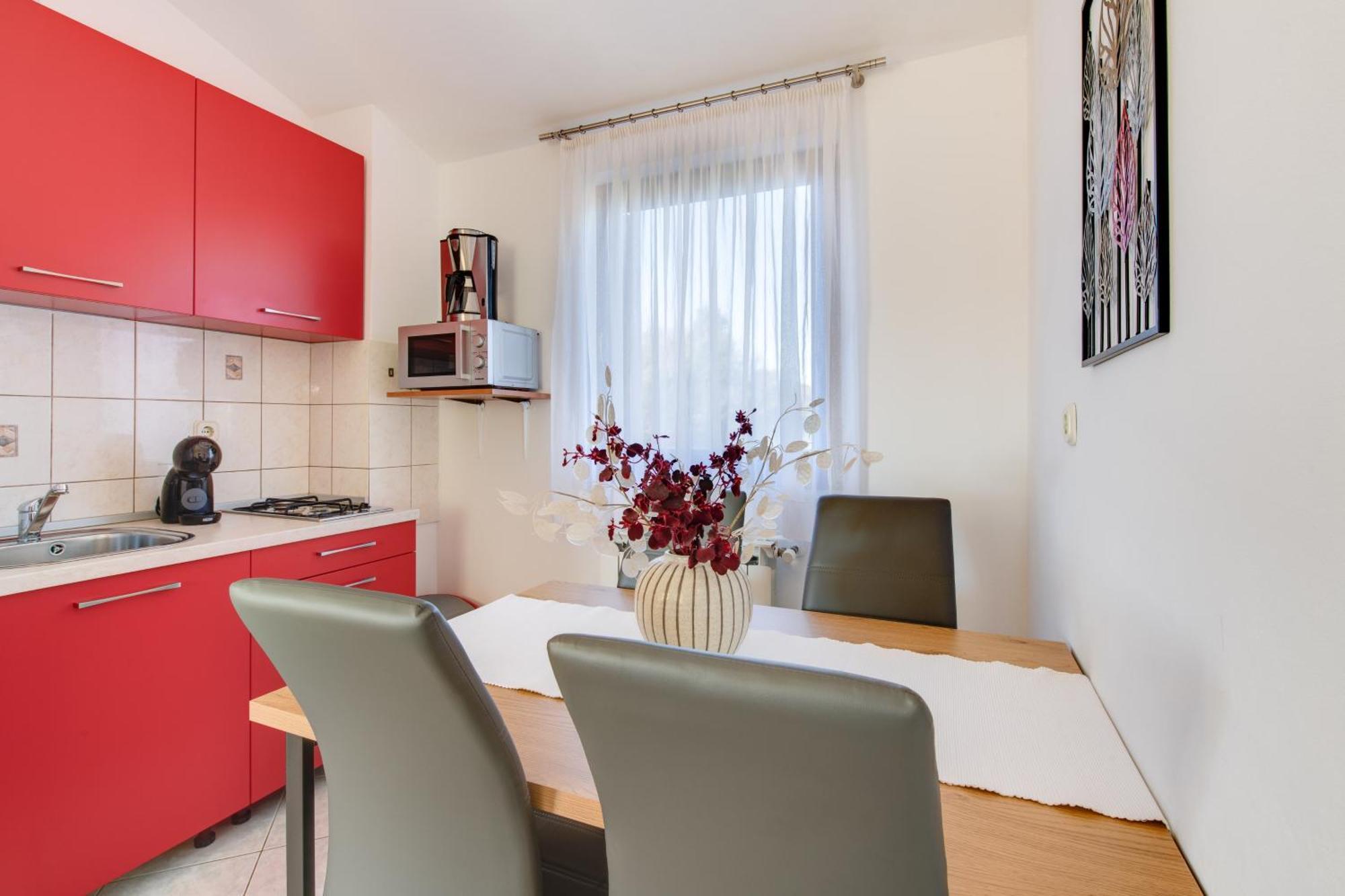 Villa Livia With Three Nice Apartments, Swimming Pool, Childrens Playground, Barbecue And Free Parking Ližnjan 外观 照片