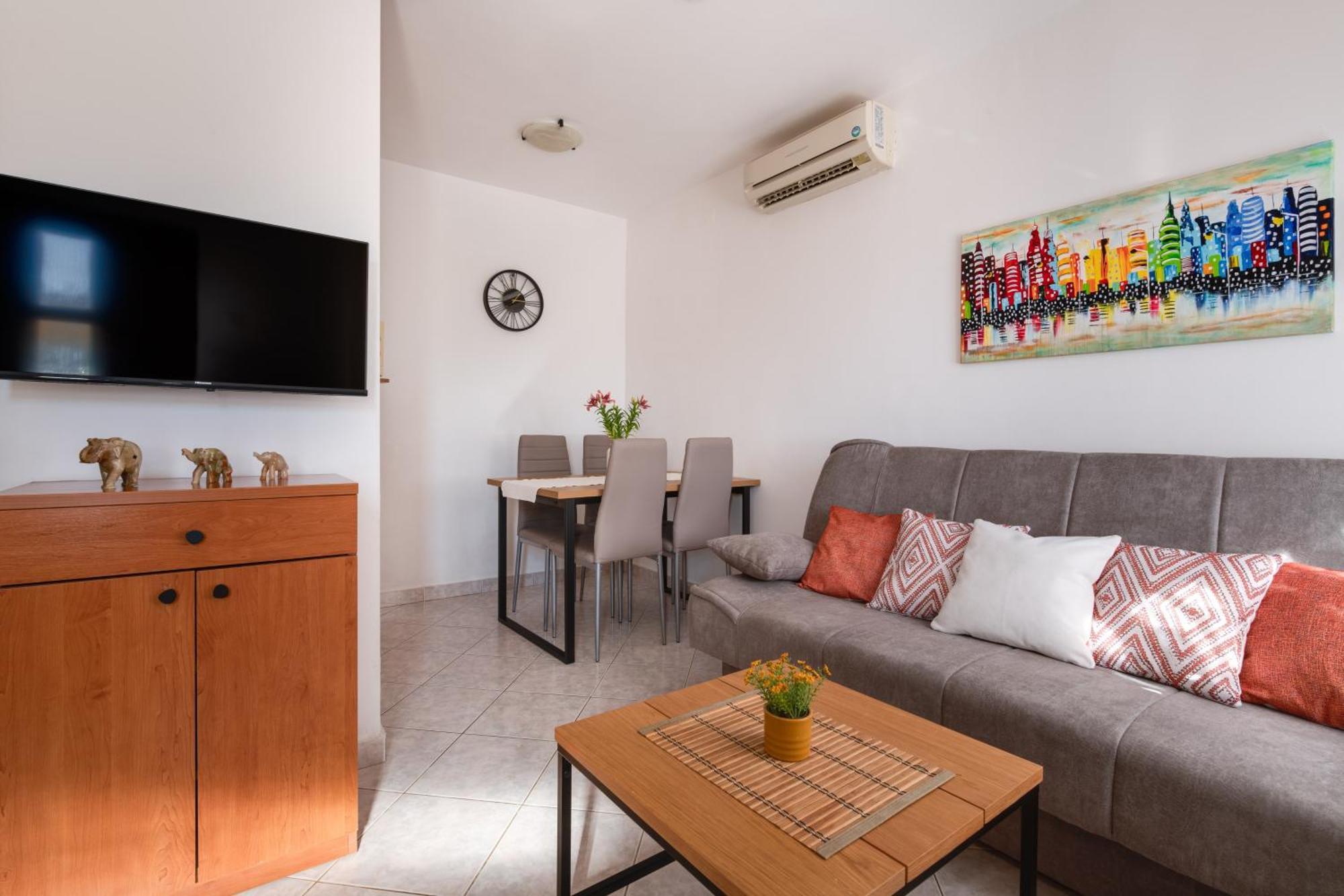 Villa Livia With Three Nice Apartments, Swimming Pool, Childrens Playground, Barbecue And Free Parking Ližnjan 外观 照片
