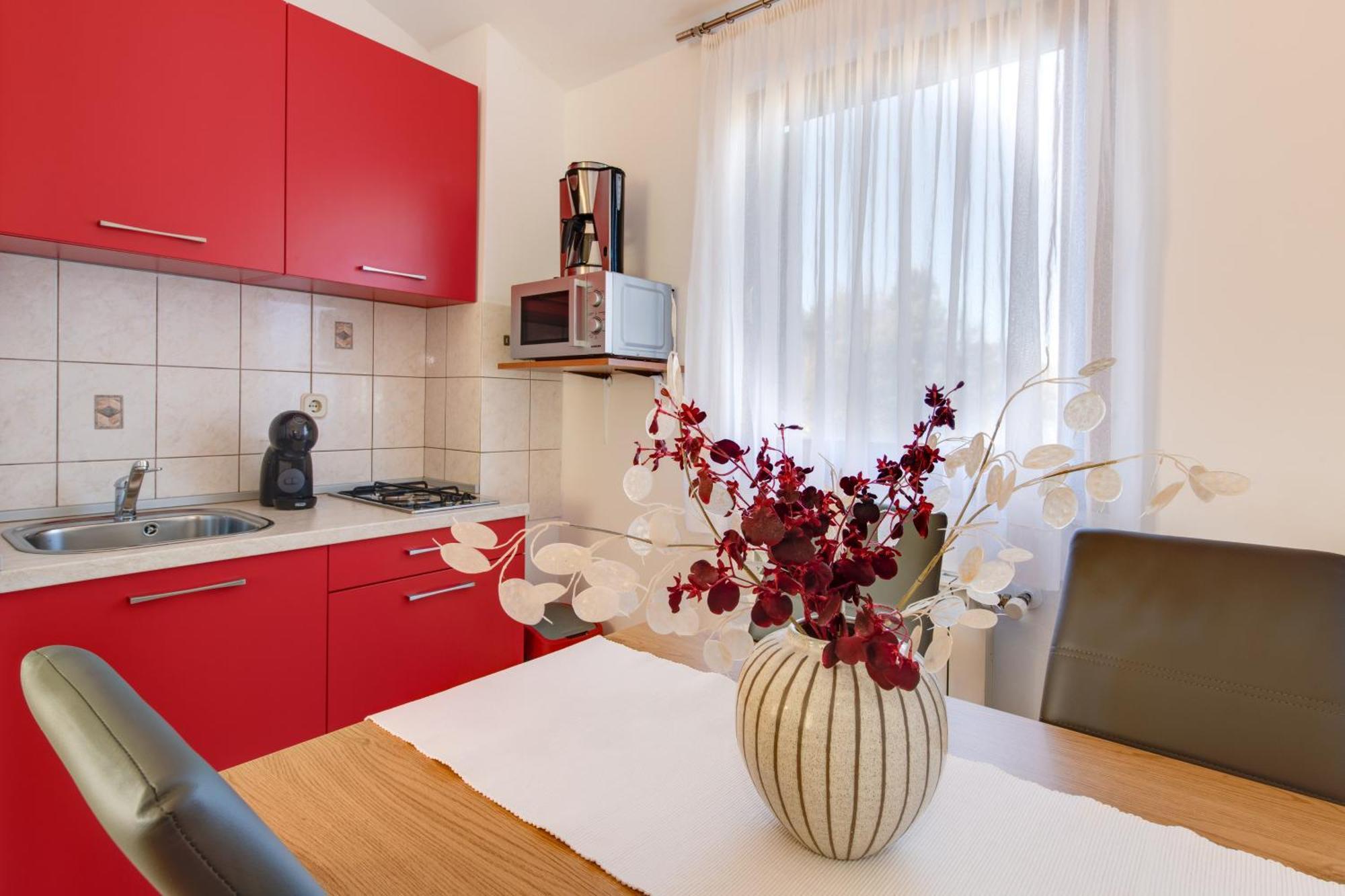 Villa Livia With Three Nice Apartments, Swimming Pool, Childrens Playground, Barbecue And Free Parking Ližnjan 外观 照片